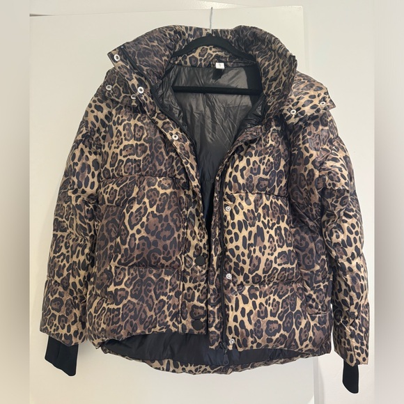 Varley Highland Puff Jacket in Jaguar leopard print, size small, like new - Picture 3 of 7